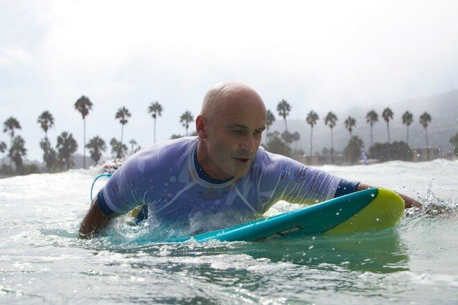 Surfista cego é exemplo dentro e fora d'água